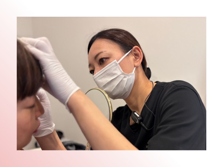 アイラインアートメイクを行う女性スタッフ